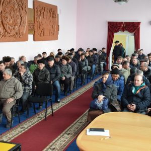 На встрече с примаром односельчане обсудили план строительства дорог в твердом покрытии и налог на сан очистку села