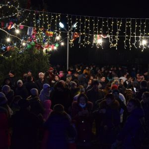 Жители и гости Копчака традиционно встретили Новый Год на площади с Дедом Морозом и Снегурочкой