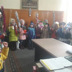Дети подготовительной группы садика «Буратино» навестили примара с колядками и поздравлениями