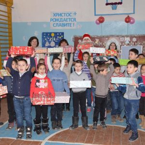 (ФОТО) 230 учеников начальных классов лицея им. С. И. Барановского получили Рождественские подарки от примэрии