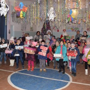 (ФОТО) В лицее им. Бориса Янакогло 132 ученика начальных классов получили Рождественские подарки от примэрии