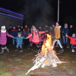(ФОТО) Жители Копчака провели масленицу праздничным концертом, танцами и традиционным костром перед ДК
