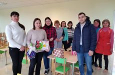 Примар Копчака Олег Гаризан вместе с заместителем Николаем Яланжи поздравили женщин села с 8 марта