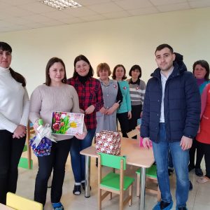 Примар Копчака Олег Гаризан вместе с заместителем Николаем Яланжи поздравили женщин села с 8 марта