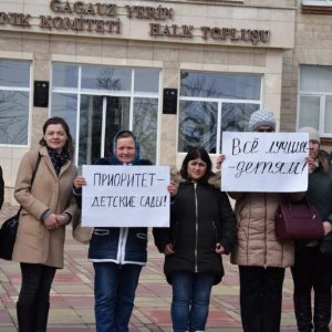 (Фото/Видео) Местные советники Копчака довели родителей и руководство детского сада №3 до протестов перед Исполкомом