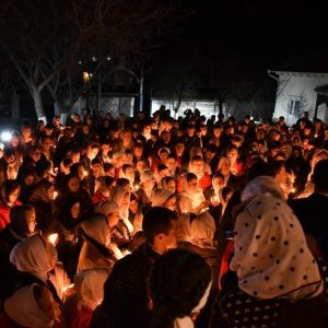 Тысячи односельчан встретили Пасху во время ночного богослужения в церкви Успения Пресвятой Богородицы