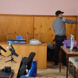 Зал заседаний местного совета примэрии оборудован микрофонами и онлайн транслирующим оборудованием