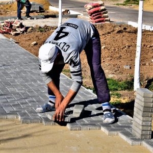 Акцент на пешеходы: На улице Б. Главана полным ходом строится тротуарная дорожка