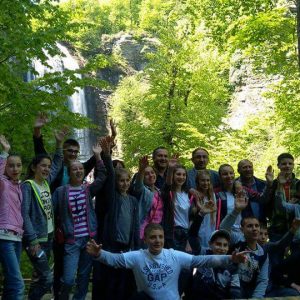 Мэр Мустафакемальпаша Sadi Kurtulan лично провёл экскурсию детям из Копчака к водопаду «Suuçtu Şelalesi»