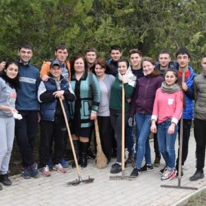 (ФОТО) Все работники учреждений и организаций села дружно благоустроили территорию села перед праздником Пасхи