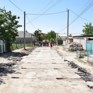 Нижняя часть улицы Фрунзе укладывается дорожными плитами