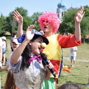 Более тысячи порций мороженного, игры с клоунами, рисунки на асфальте — в Копчаке масштабно отметили день защиты детей