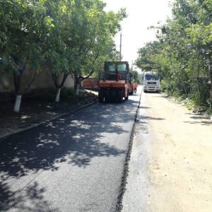 По улице Садовая укладывается новый асфальт