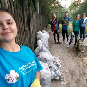 В рамках всемирного дня чистоты, самая активная молодежь Копчака провела уборку территории, около моста над речкой «Сары Су»