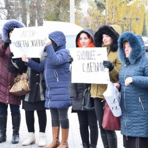 Родители и работники детского сада №3 провели акцию протеста перед зданием Исполкома и Народного собрания Гагаузии