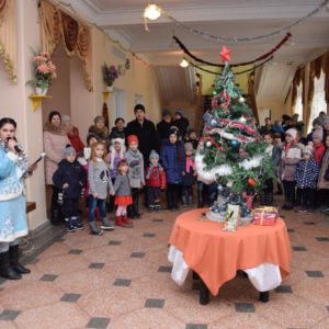 Новогодний утренник с подарками и сладким столом прошел для детей Копчака в Доме Культуры
