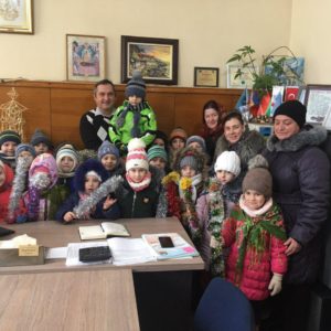 Воспитанники детского сада №2 «Буратино» поздравили сотрудников примэрии с Новым Годом и Рождеством
