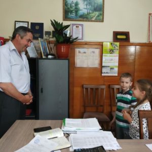 Воспитанники детского сада N2 пригласили примара с.Копчак Гаризан О. Ф. на свой выпускной