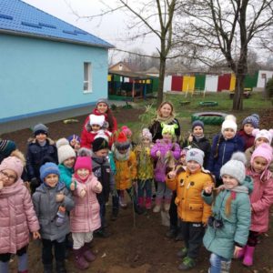 Воспитанники детского сада «Буратино» провели акцию по посадке саженцев дуба и ивы