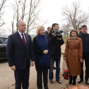 Игорь Додон и Ирина Влах посетили Копчак, навестив семью Ботезат и поздравив работников колхоза с Днем работника сельского хозяйства