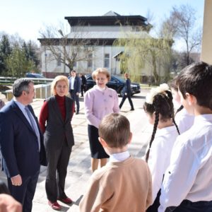 Председатель Парламента РМ и башкан Гагаузии поздравили многодетных мам Копчака в рамках каравана «От сердца к сердцу»