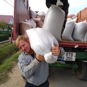 Бюджетники Копчака получили натуральную оплату от предприятия “Бияз салкым” (Видео)