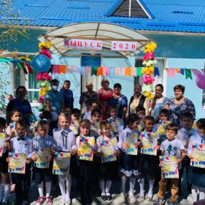 Выпускники детских садов получили школьные принадлежности от примэрии Копчака