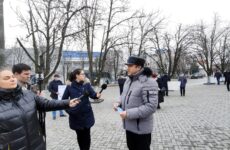 В Комрате состоялась акция протеста жителей сел Дезгинжа и Копчака перед Исполкомом в связи с финансовым ущемлением жителей Гагаузии