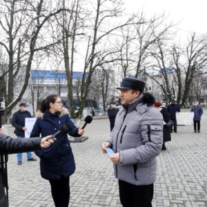 В Комрате состоялась акция протеста жителей сел Дезгинжа и Копчака перед Исполкомом в связи с финансовым ущемлением жителей Гагаузии