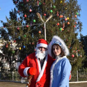 От имени примэрии и Дома Культуры самые старшие жители нашего села получили рождественские подарки.