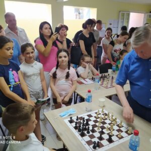 Анатолий Карпов 12-ый чемпион мира по шахматам сыграл с гагаузскими шахматистами в Комрате