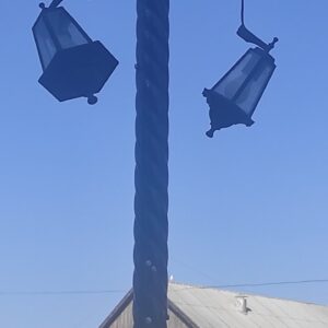 Неизвестные разбили фонари в сквере