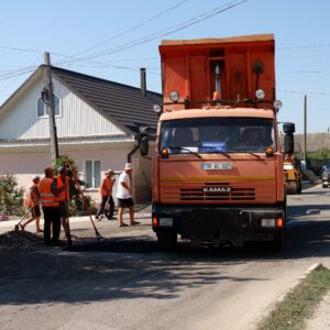 По центральной улице с. Копчак проводится ямочный ремонт.