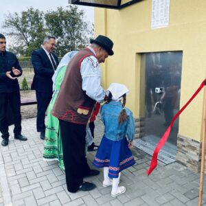 В селе Копчак торжественно открыли два новых бювета и парковую зону с парковой и детской площадкой