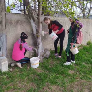 Воспитанники ДЮСШ навели порядок перед спорт школой.