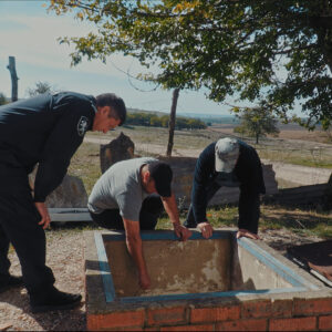 Неизвестные взломали крышку каптажа по улице Димитрова (у живпрома) и бросили ее в каптаж