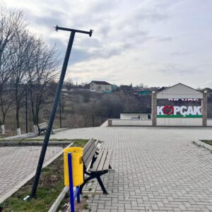 Неизвестные разбили фонарь в аллее парка